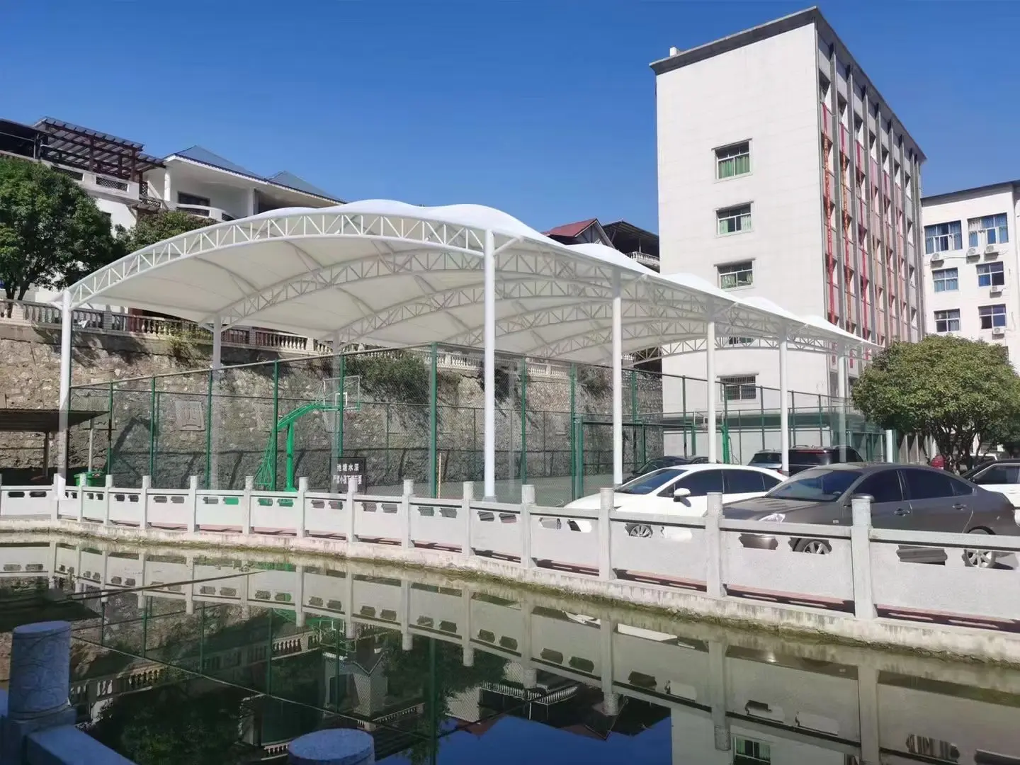 贵州南明园区停车棚总在漏水生锈？源头膜结构厂家：按本地气候选材，避开三大坑